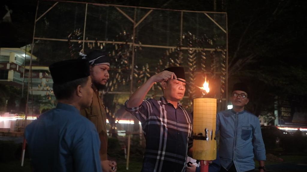 Meriahkan Ramadhan, Sekretariat DPRD Riau Nyalakan Lampu Colok