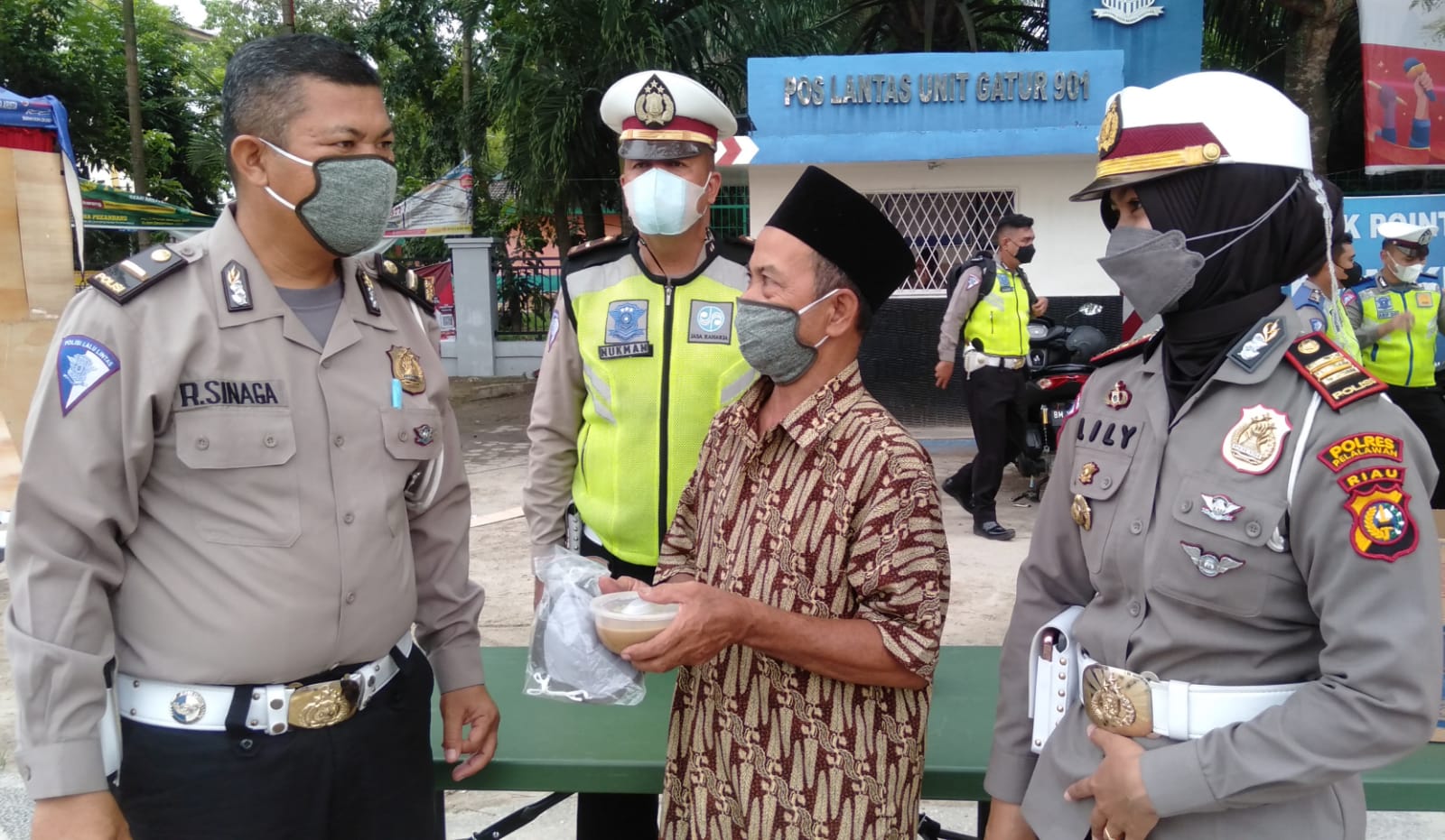 Satlantas Polres Pelalawan Bagi-bagi Takjil Jelang Berbuka Puasa