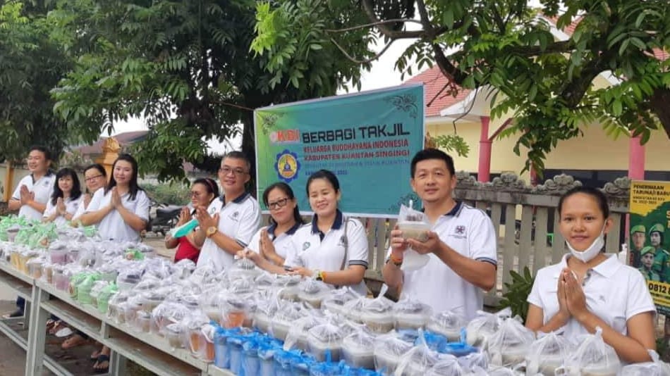 Indahnya Kebersamaan, Vihara Sriwijaya Teluk Kuantan Berbagi Ribuan Takjil  