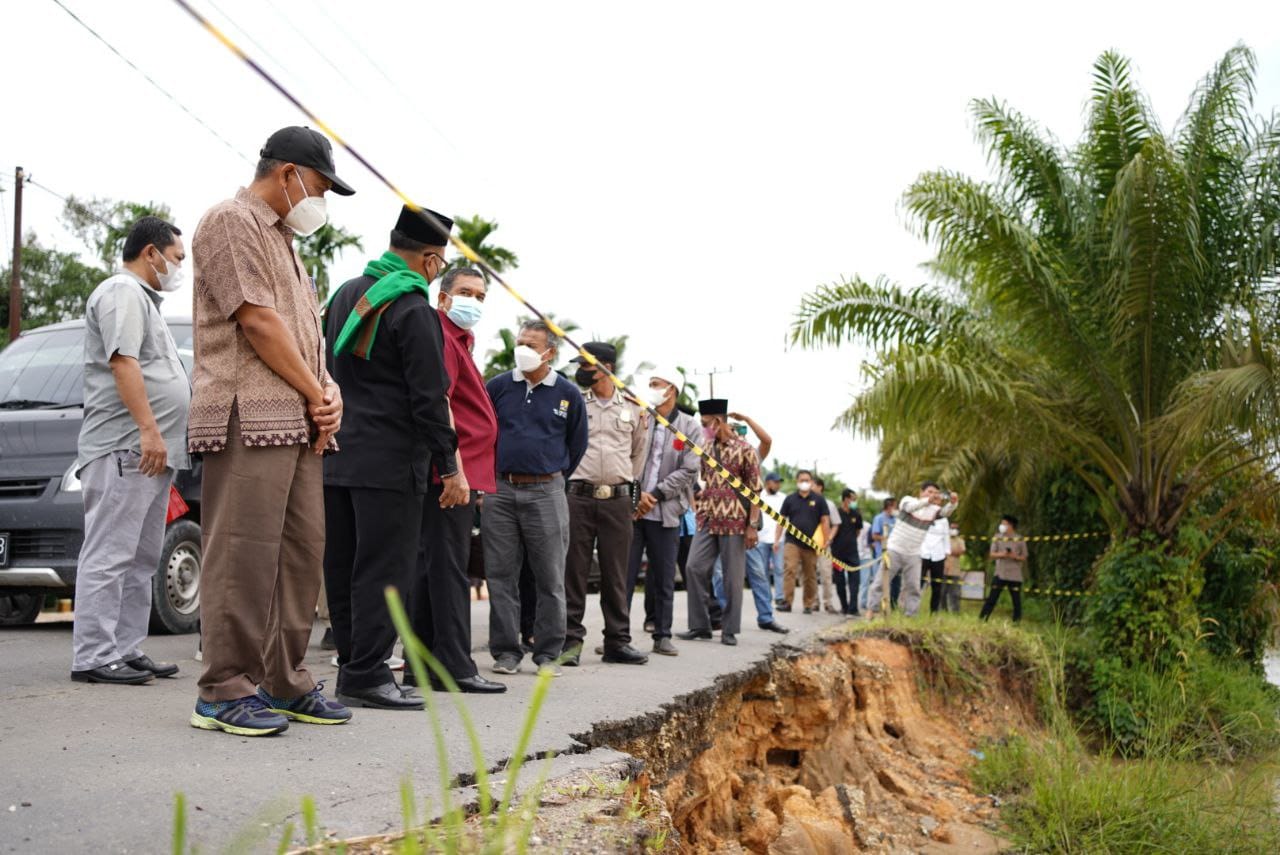 Jalan Nasional di Inhu Abrasi, Wagubri Minta Dinas PUPR Koordinasi dengan Pusat