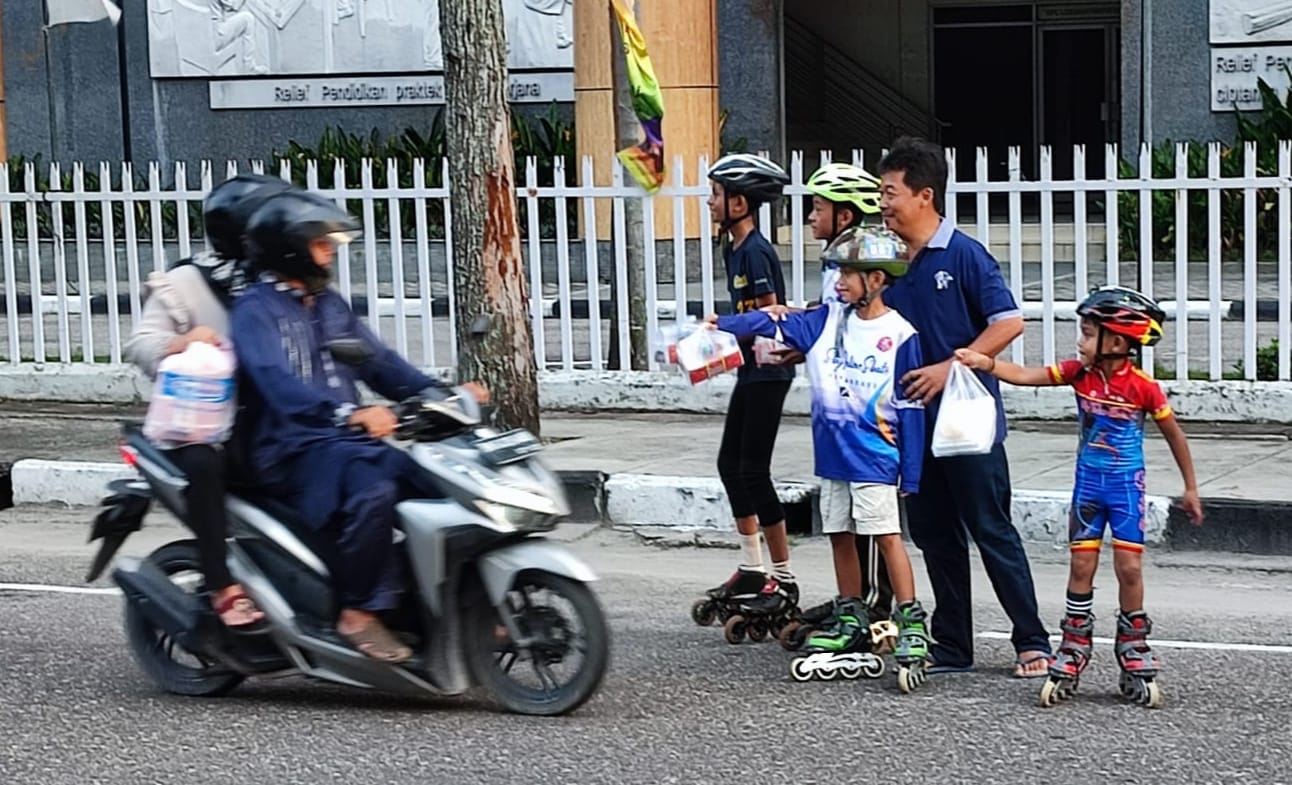 Klub Sepatu Roda Sky Inline Skate Berbagi Takjil Gratis Bagi Warga Pekanbaru