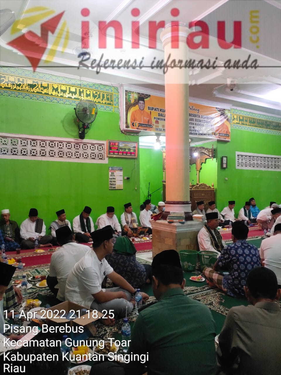 Bupati Kuansing Berikan Sertifikat Tanah Gratis Saat Safari Ramadan