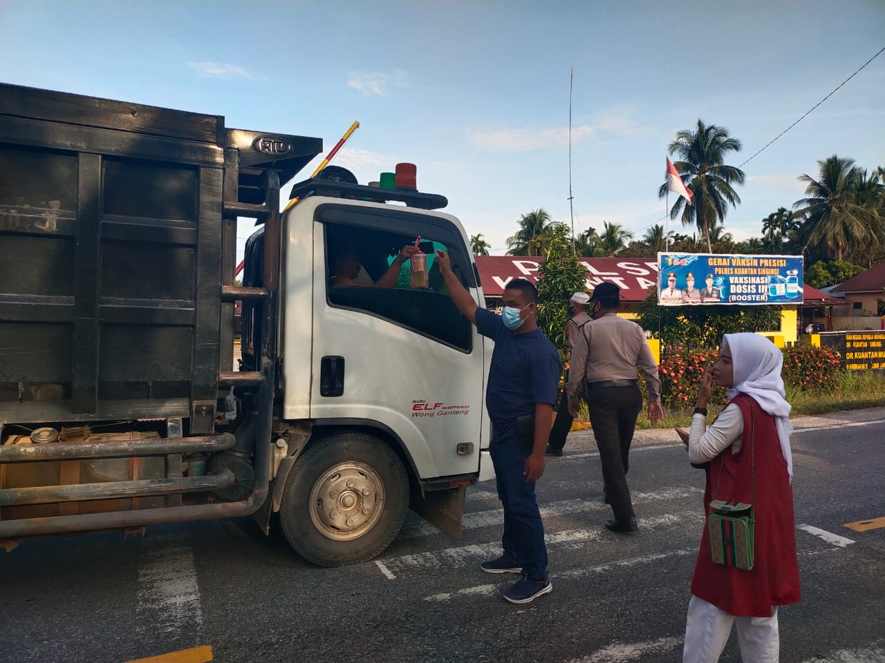 Polsek Kuantan Mudik Isi Ramadan dengan Berbagi Takjil Pada Masyarakat