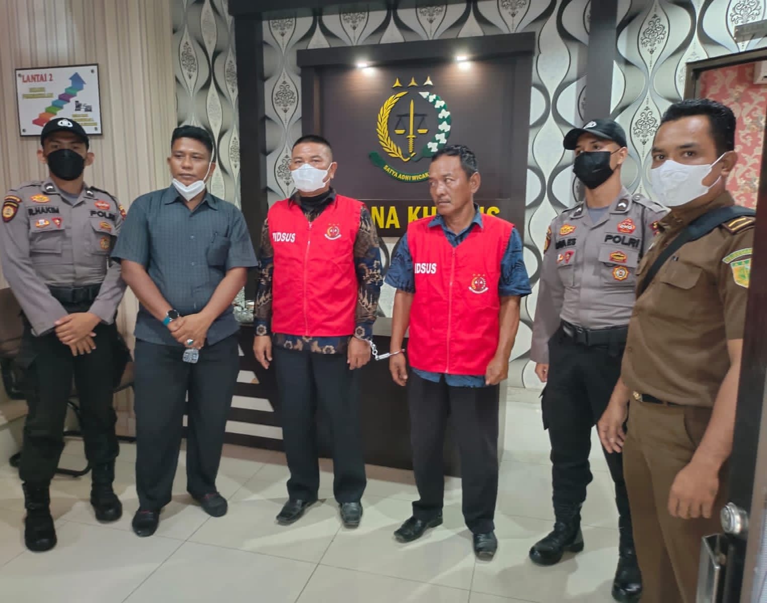 Diduga Rugikan Negara Rp800 Juta, Kades dan Bendahara Desa Titi Akar Ditahan
