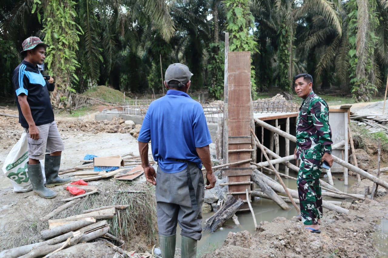 Kasdim Bengkalis Tinjau Pembangunan Box Culvert Jalan Acehan