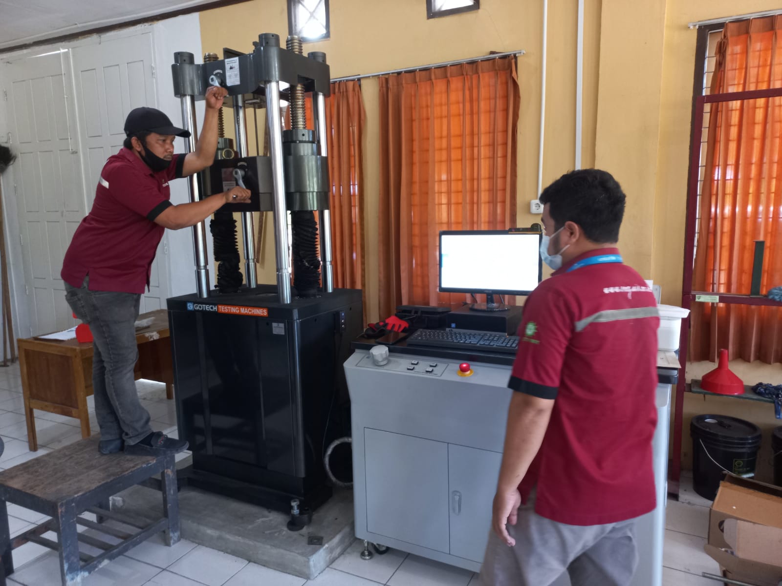 Universal Testing Machine dengan Kapasitas Terbesar Ada di UIR 