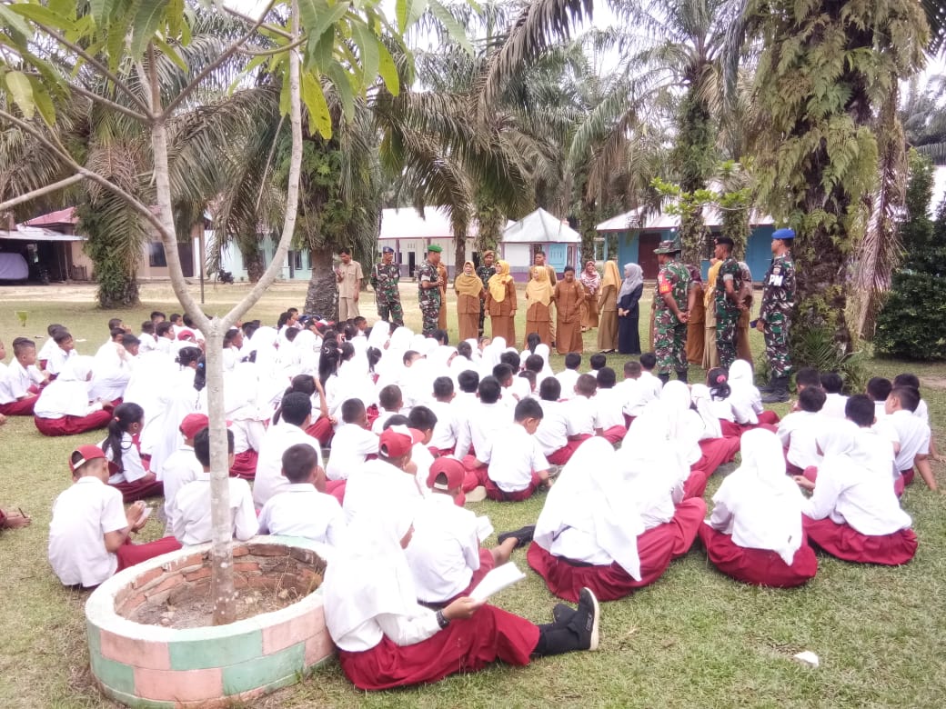 Satgas TMMD 113 Kodim Bengkalis Pamit  dengan Guru SDN 9 Dusun II Sialang Rimbun 