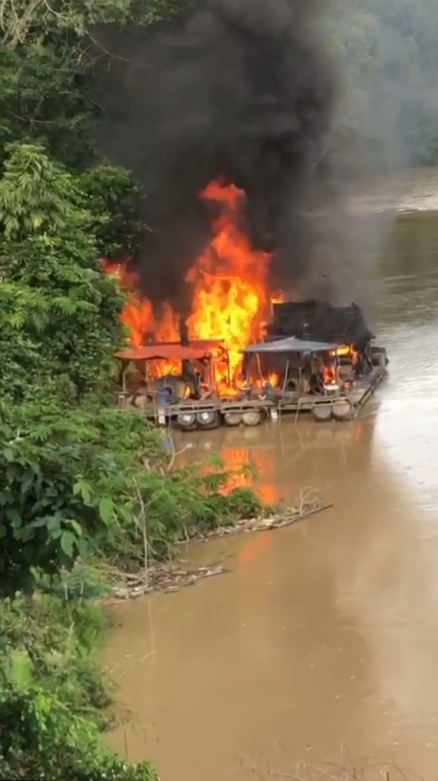 Lakukan Penertiban, Polsek Kuantan Mudik Bakar 2 Unit Rakit PETI di Desa Pebaun Hilir