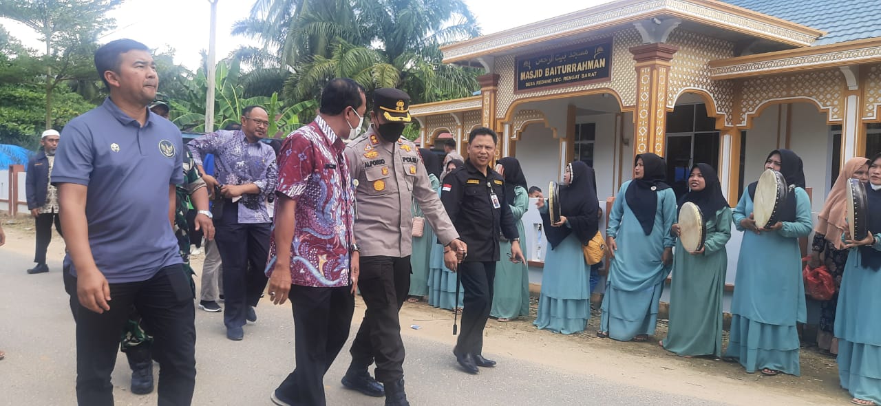 14 Sampan Mini Berlaga di Tepian  Kuale Danau Pao