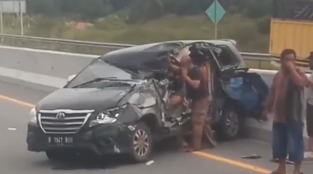 Mini Bus Tabrak Pantat Truk di Tol Permai, Penumpang Luka-Luka