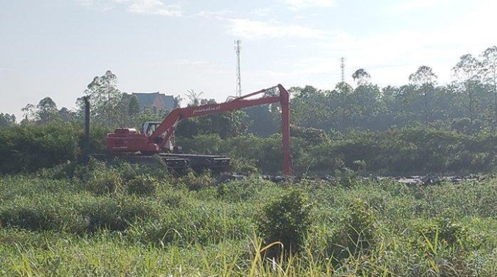 Bagian Hulu Tuntas, Dinas PUPR Pelalawan Lanjutkan Normalisasi Sungai Kerinci ke Hilir