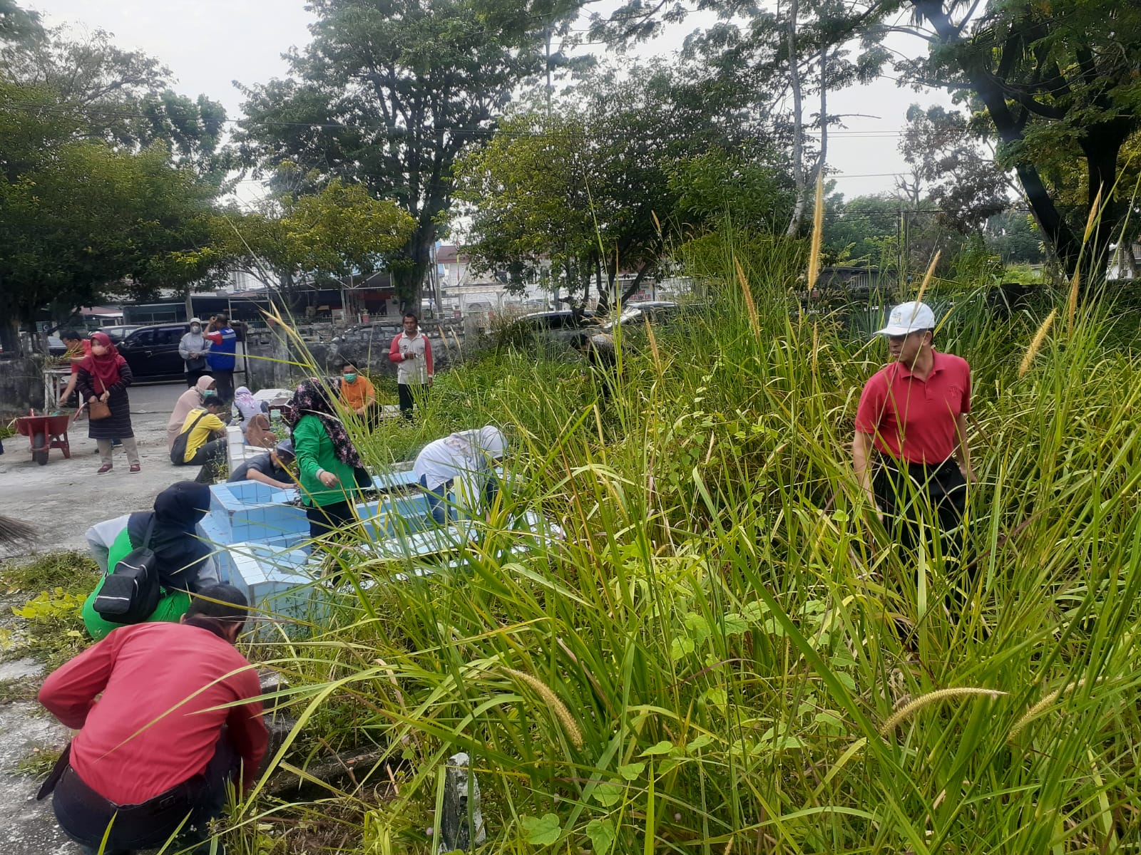 30 Pegawai Dinsos Riau Bersih-bersih Pemakaman Umum Taman Bahagia