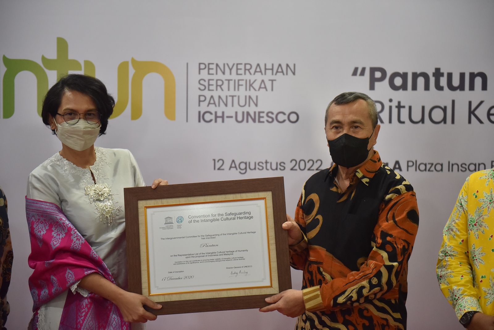 Diserahkan Sekjen Kemdikbudristek, Gubri Terima Sertifikat Pantun dari UNESCO