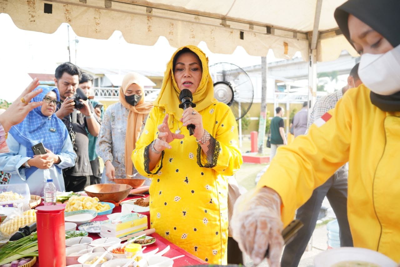 Misnarni Syamsuar Berbagi Resep Masakan di Festival Kuliner Riau
