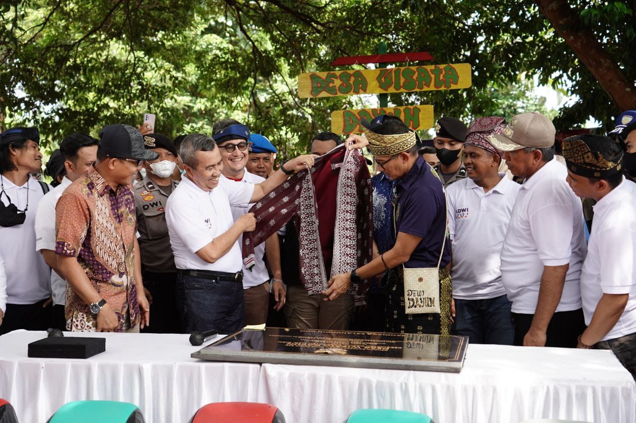 Datang ke Riau, Menparekraf Kunjungi Desa Wisata Dayun