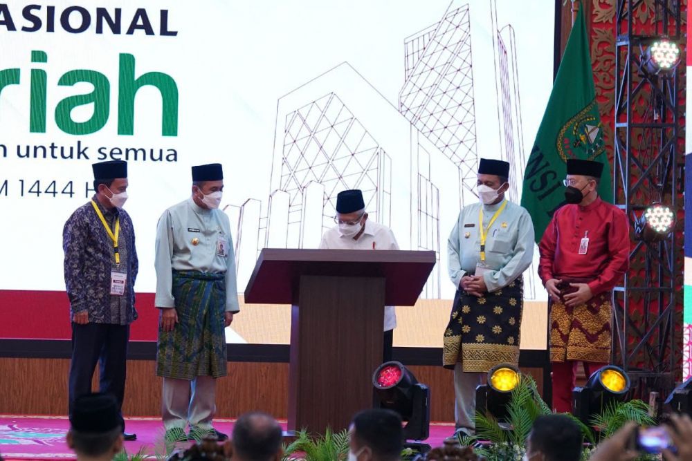 Disaksikan Gubri, Wapres Tekan Touchscreen Beroperasinya BRK Syariah