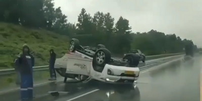 Kecelakaan Tunggal, Mobil Fortuner Tabrak Pembatas Jalan Tol Permai