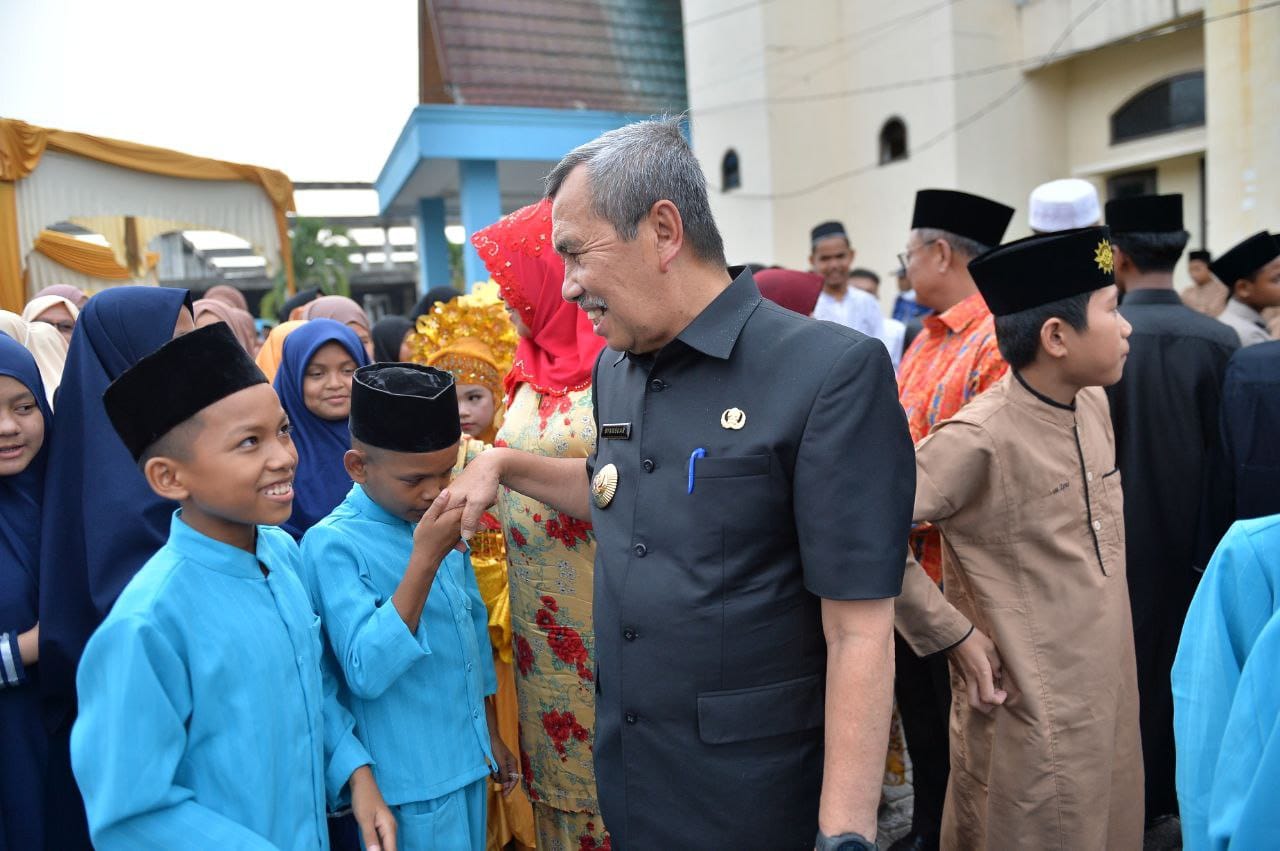 Ingin Anak Panti Sehat dan Pintar, Gubri Salurkan Bansos Rp24,1Miliar Untuk Panti Asuhan 