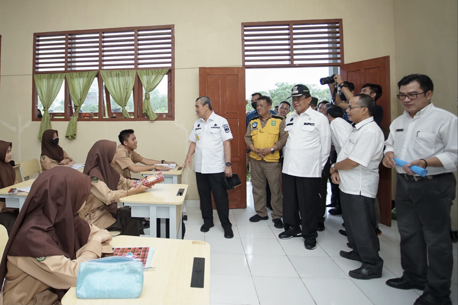 Tinjau Relokasi Gedung Baru SMAN 1 Tembilahan, Gubri Beri Motivasi Pada Siswa 