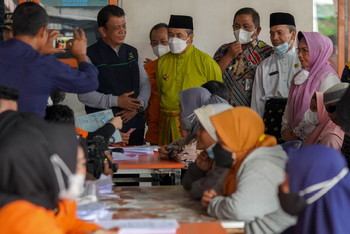 Diserahkan Gubri, 268.363 Keluarga di Riau Terima Bantuan BLT BBM dan Sembako