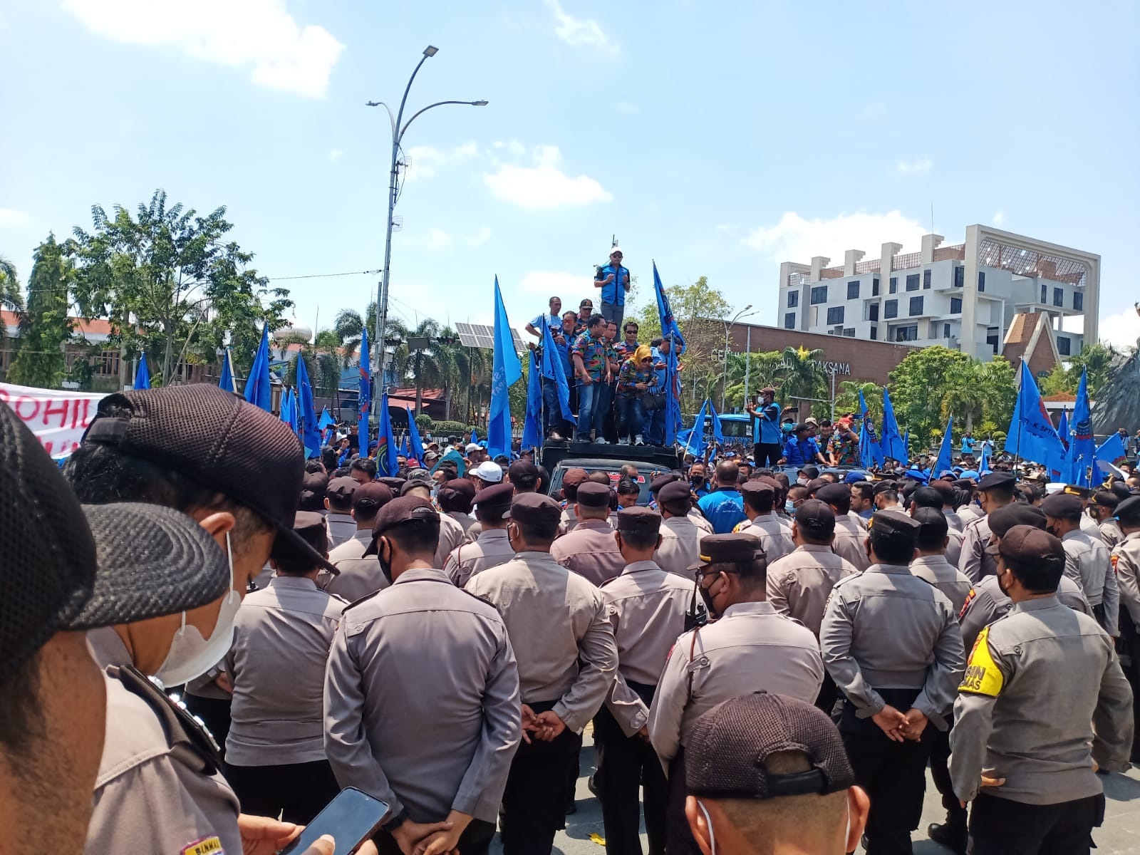 Massa KSPSI Demo Kantor Gubernur Riau Karena Kecewa Dengan Bupati Rohil