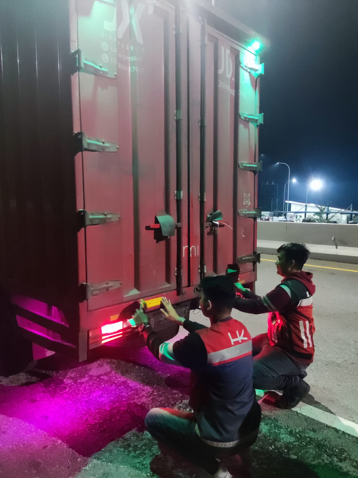 Cegah Kecelakaan di Tol Permai, HK dan PJR Polda Riau Pasang Stiker Reflektif