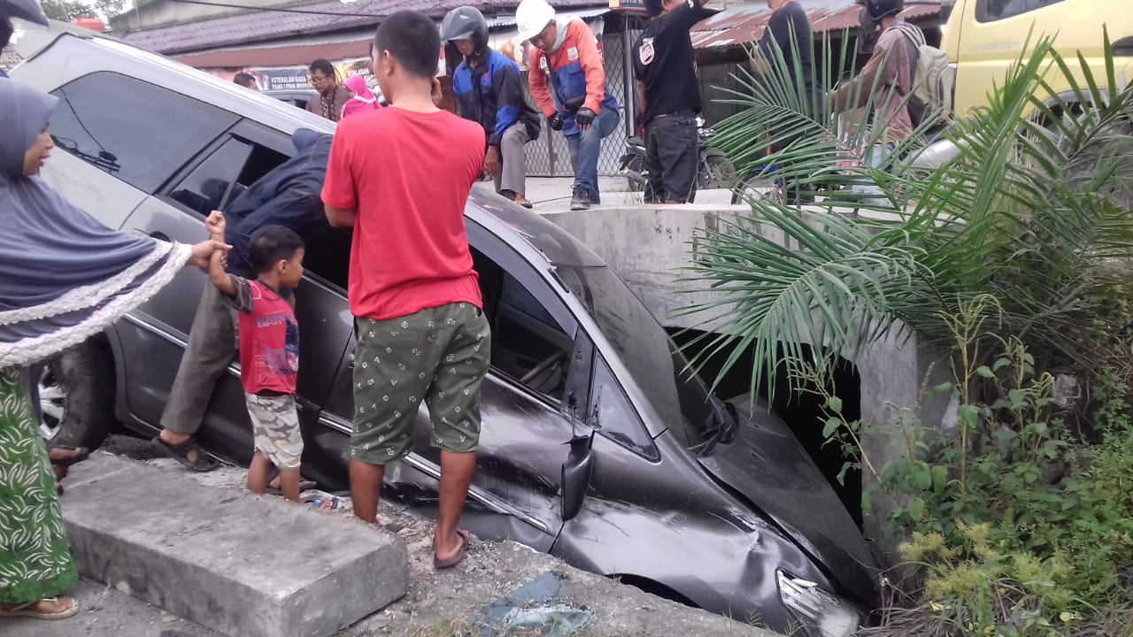 Diduga Sopir Ngantuk, Mini Bus Oleng Tabrak Tiang Telkom dan Masuk Parit 