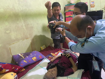 Bantu Warga yang Sakit, Petugas Imigrasi Selatpanjang Datangi Pemohon Paspor