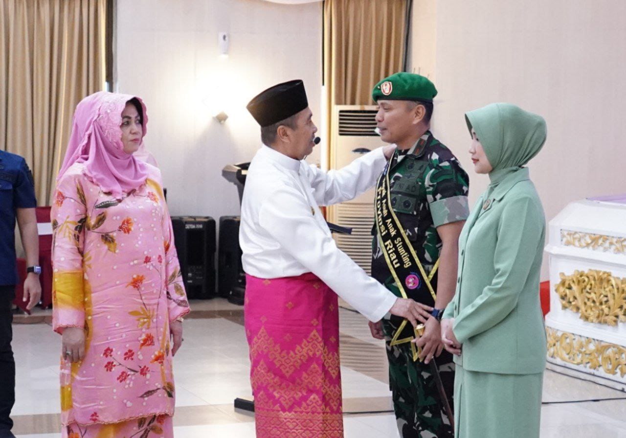 Dikukuhkan Gubri, Danrem 031 WB dan Istri Resmi jadi Bapak dan Bunda Asuh Anak Stunting