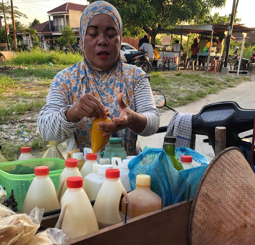 BBM Naik, Pedagang Asongan Ganti Motor dengan Sepeda 