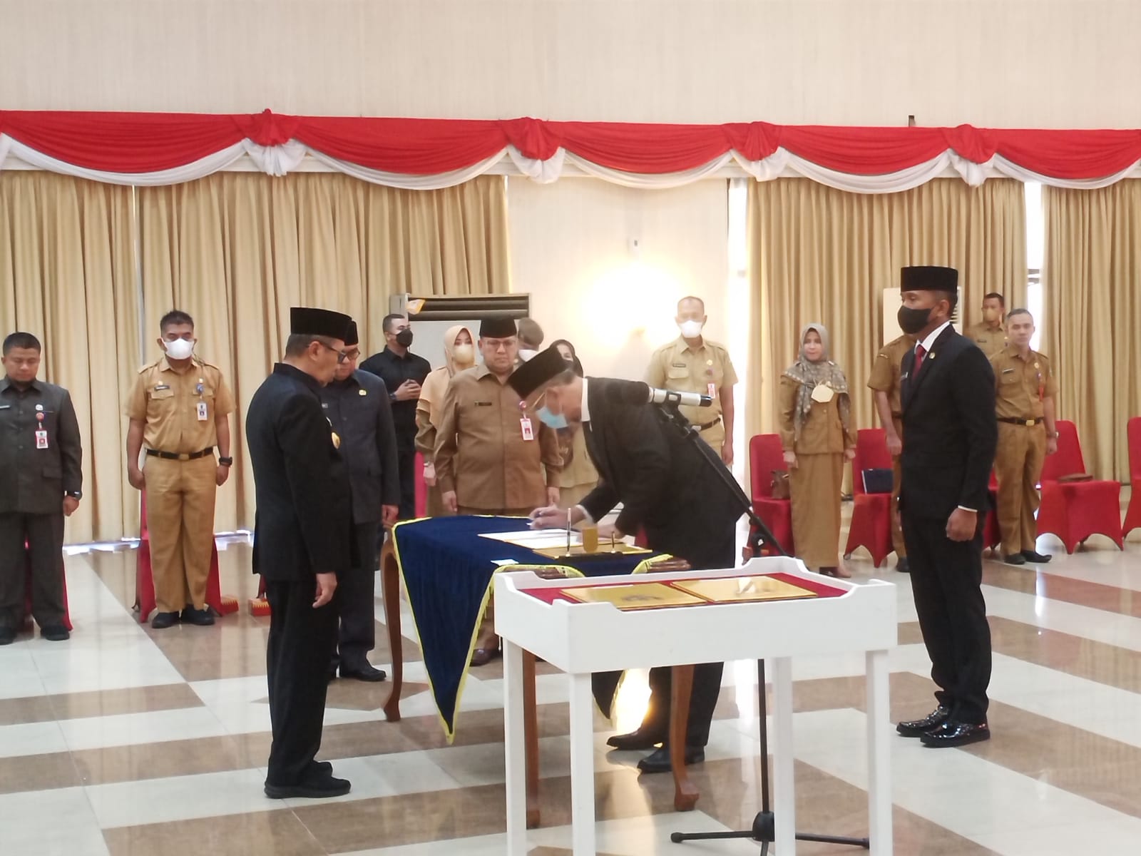 Resmi Dilantik, Ini Pesan Gubri pada Direktur RSJ Tampan yang Baru