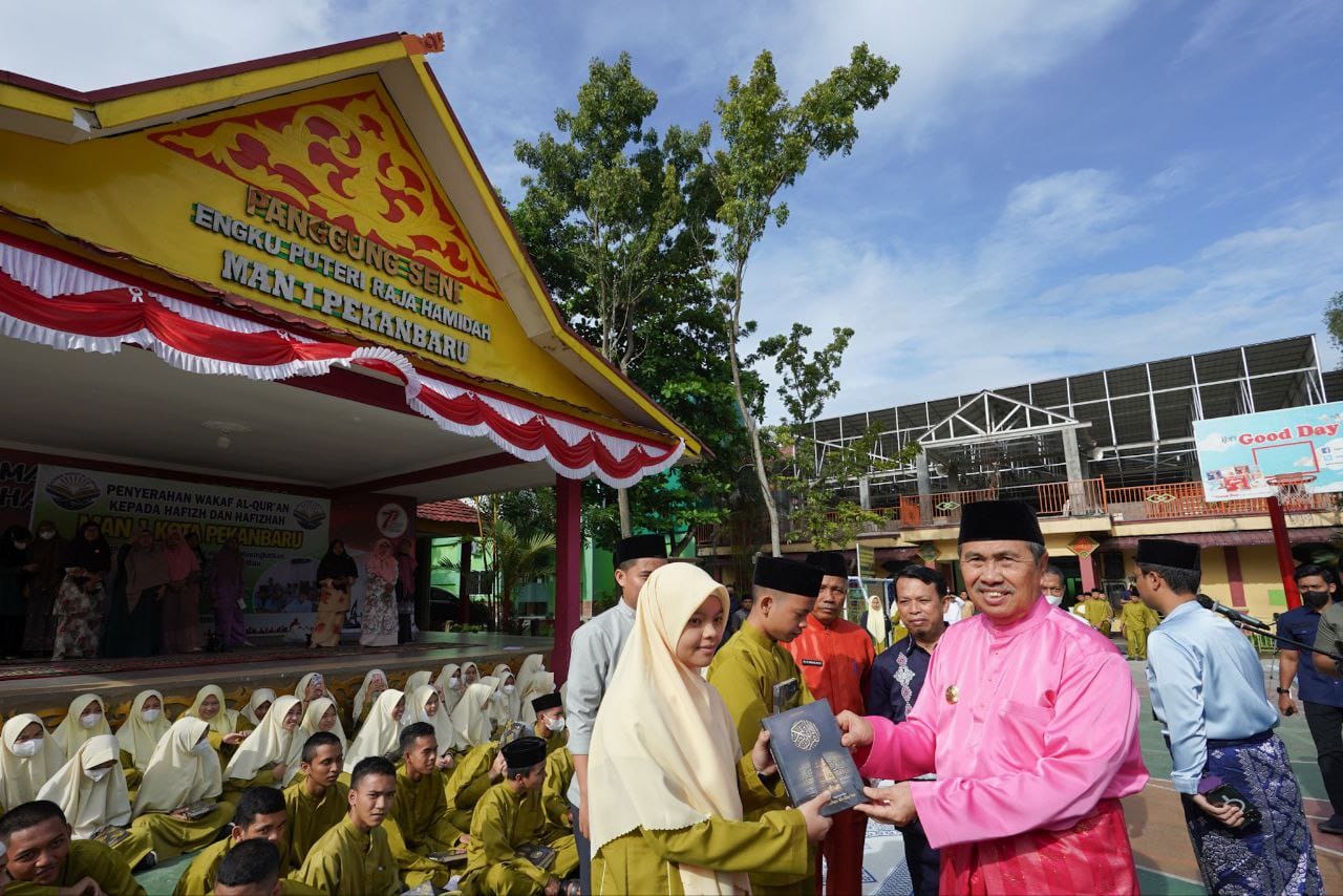 Datangi MAN 1 Pekanbaru, Gubri Serahkan 116 Alquran, dan Motivasi Siswa