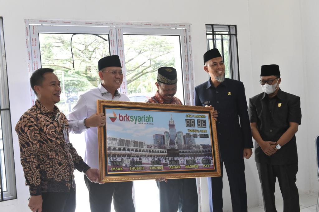 Diserahkan Dirut, BRK Syariah Salurkan Bantuan CSR 5 Motor HTM ke Dumai