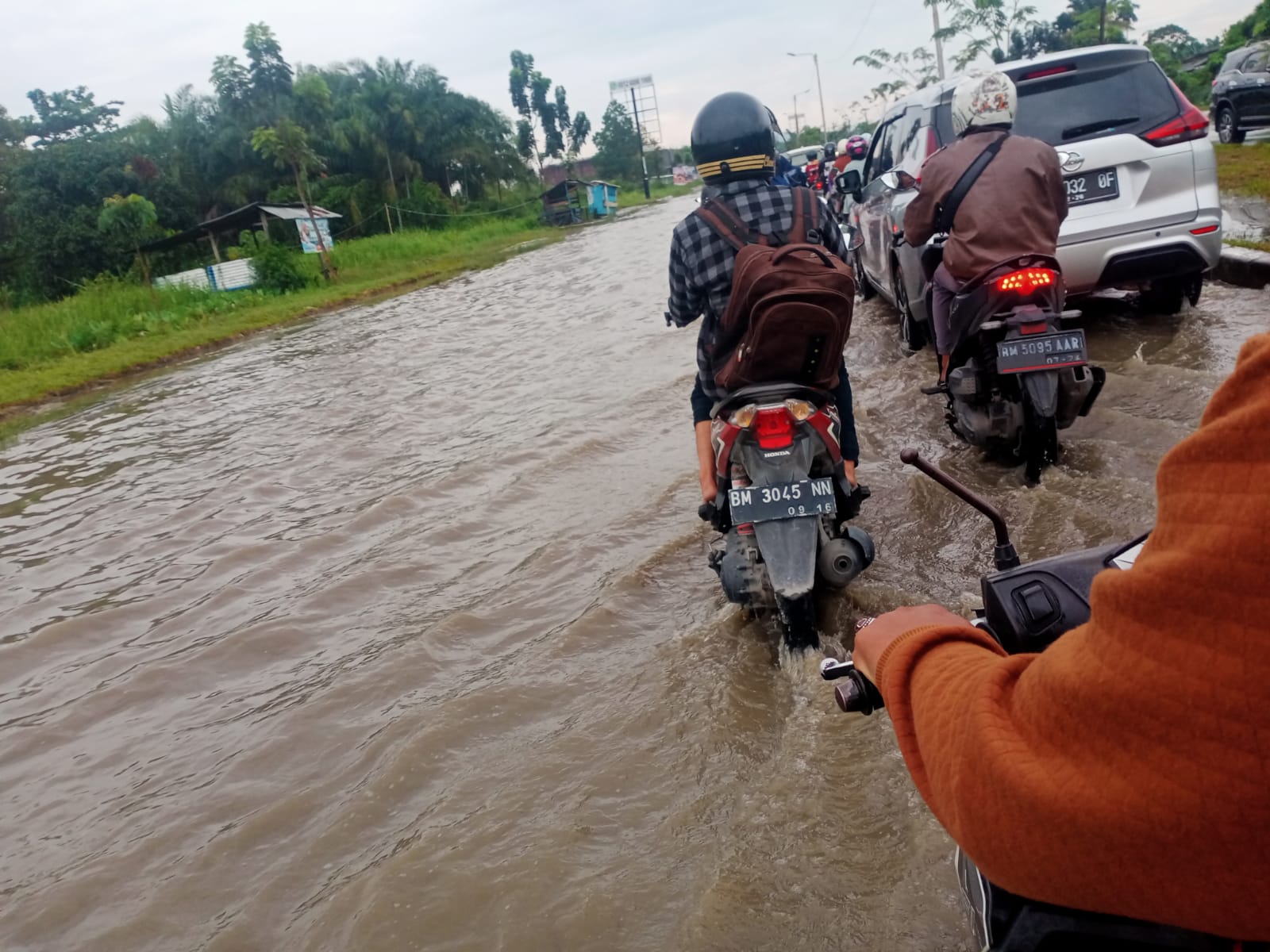 Hati-hati! Jalan Sudirman Menuju Rumbai Banjir