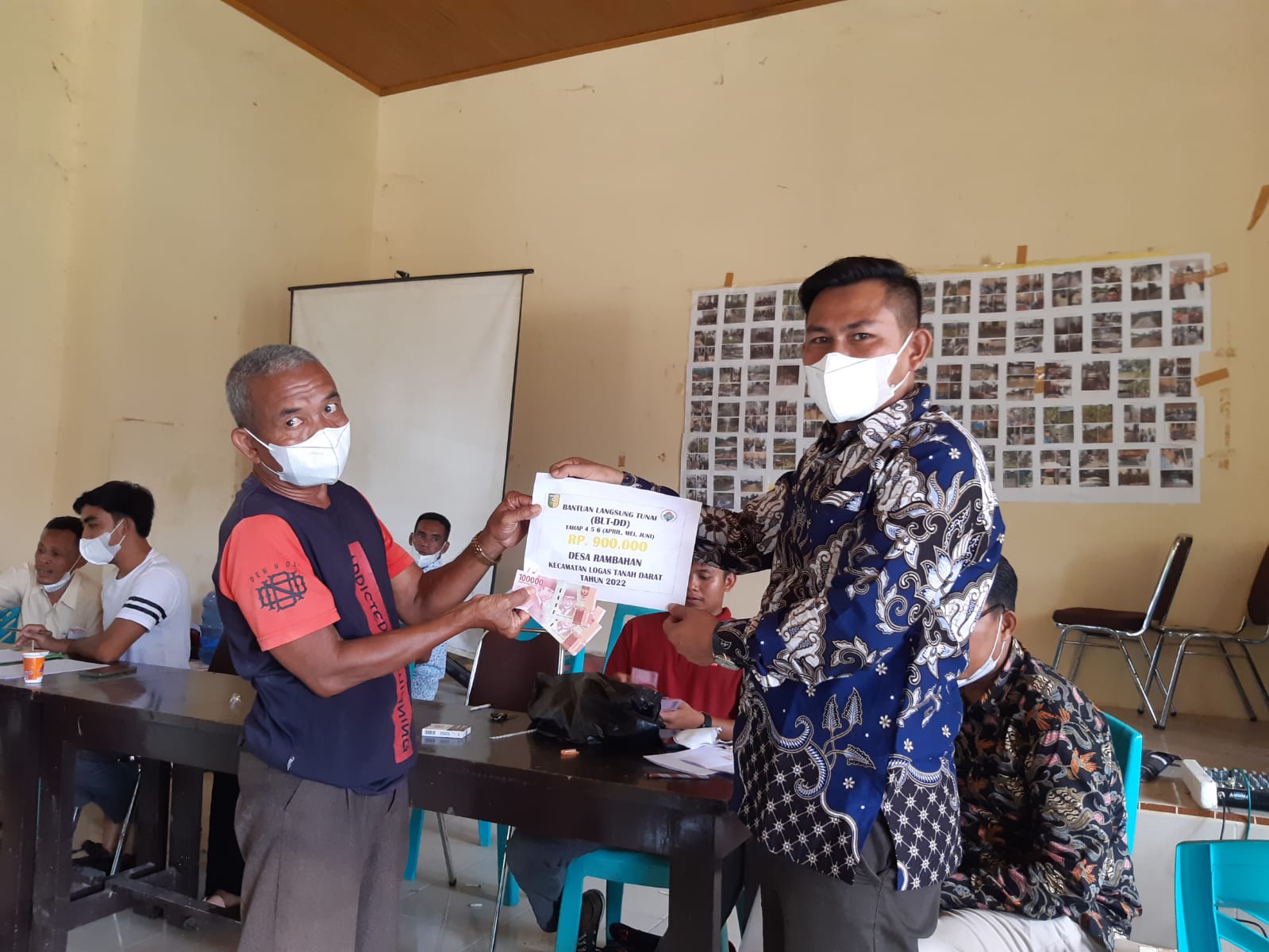 Bantu Penuhi Kebutuhan pokok Masyarakat, Pemerintah Desa Rambahan Salurkan BLT DD Tahap 3 
