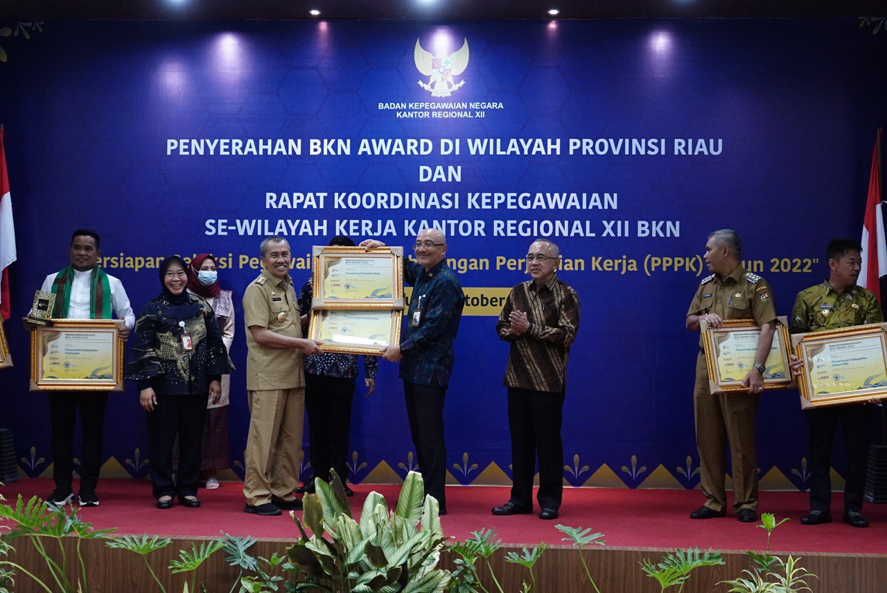 Selamat, Gubri Terima Dua Penghargaan BKN Award 2022 di Wilayah Provinsi Riau 
