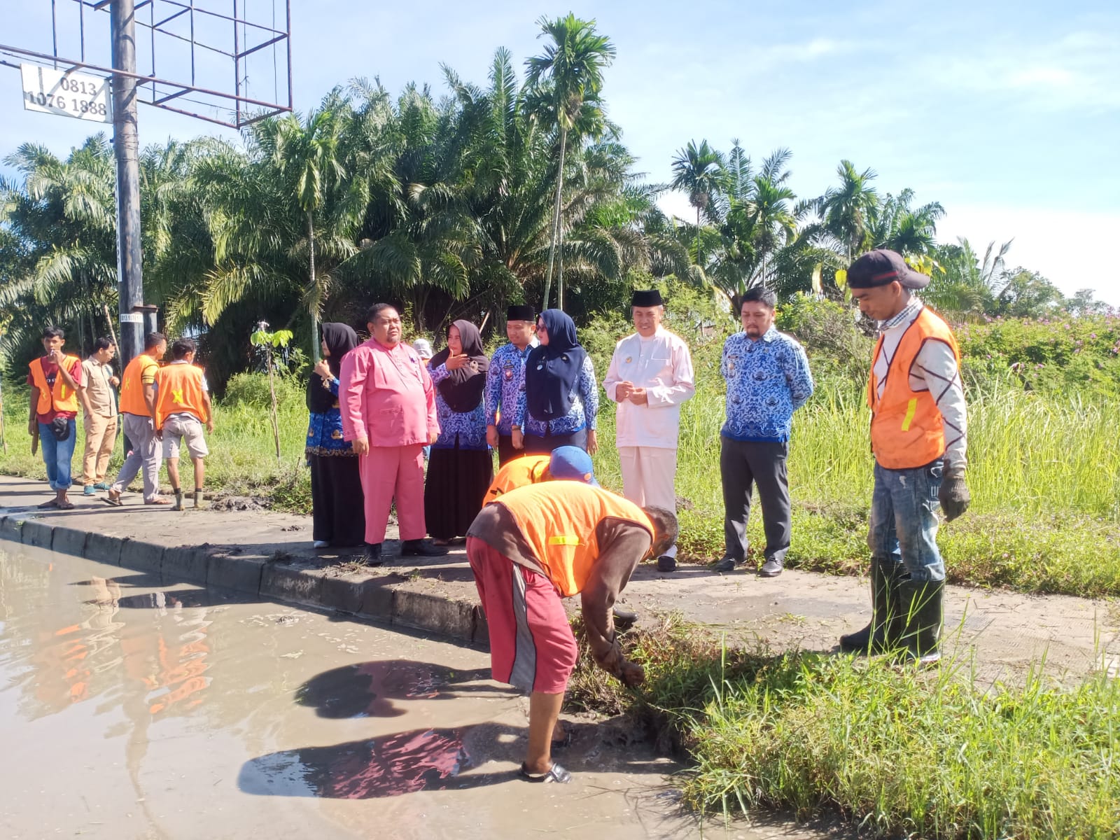 Libatkan Warga, Gubri Tinjau Kegiatan Padat Karya di Pekanbaru