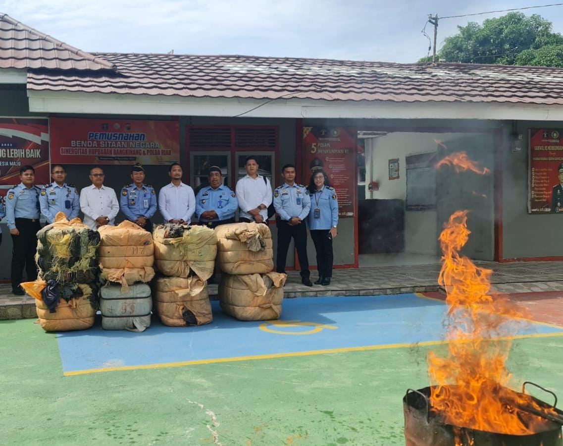 Rupbasan Bangkinang Musnahkan 1.184 Karung Pakaian Bekas dari Luar Negeri