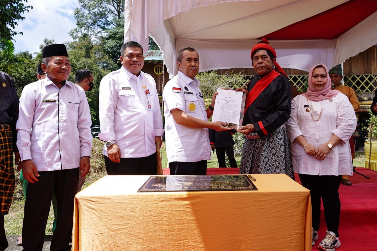 Cakup 3 Wilayah, Gubri Serahkan SK Pengakuan Masyarakat Hukum dan Hutan Adat Suku Sakai Bathin Sobanga