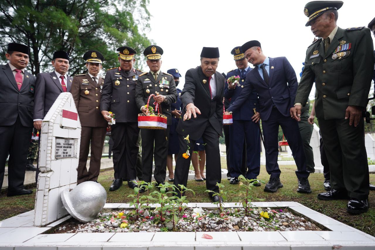 Peringati Hari Pahlawan, Gubri Ziarah ke TMP Kusuma Dharma
