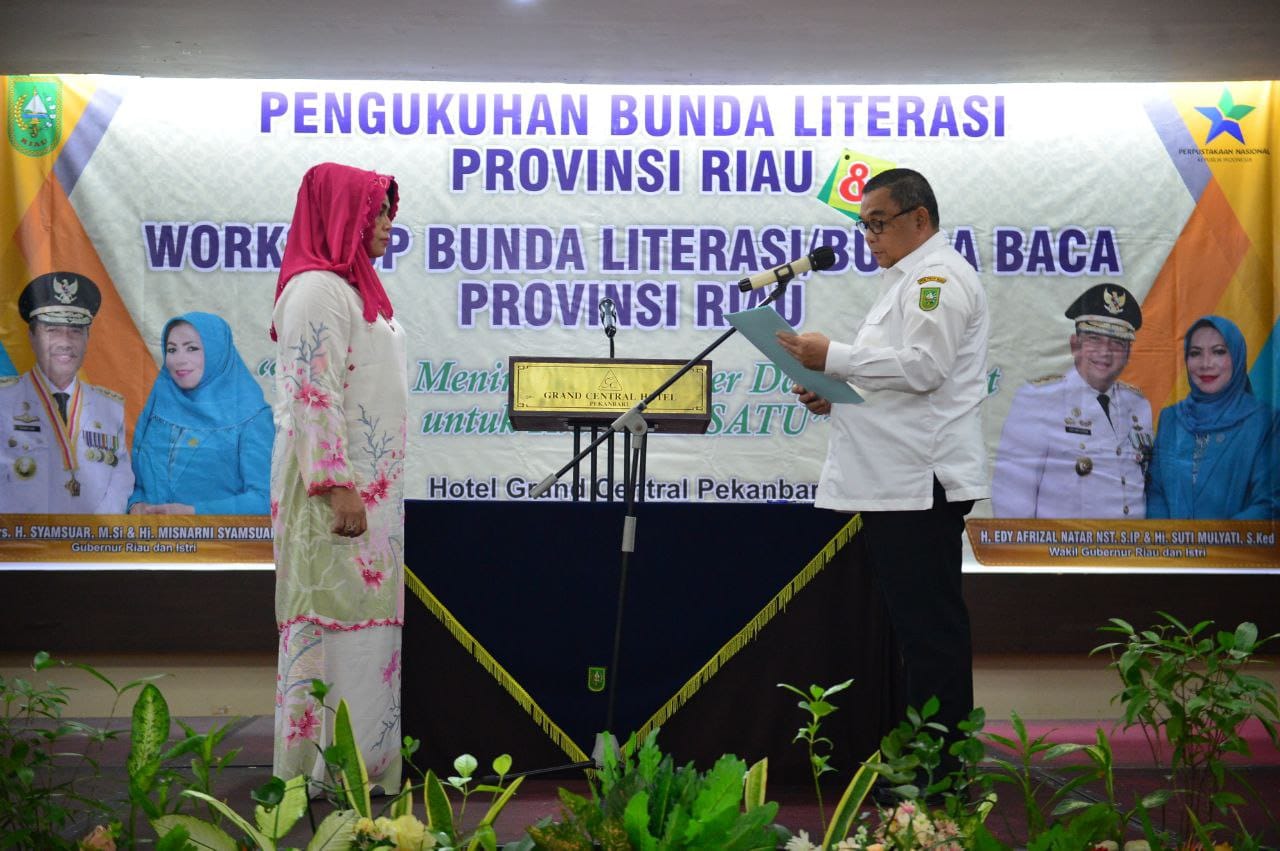 Misnarni Syamsuar Dikukuhkan Sebagai Bunda Literasi Provinsi Riau
