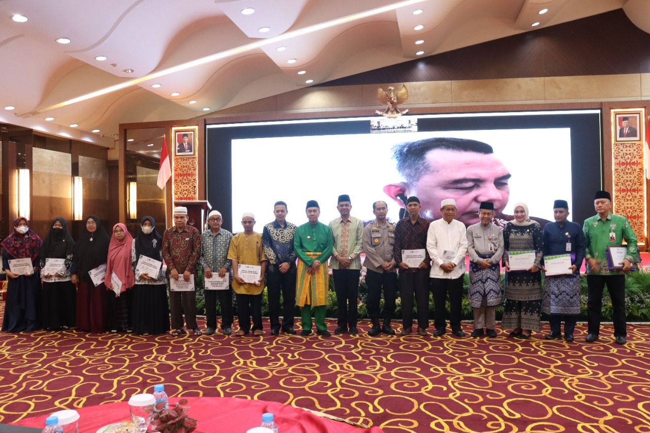 Dikelola BWI, 50 Guru Madrasah Terima Wakaf Uang dari Pemprov Riau