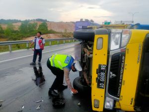 Ditabrak Terios, Truk Cold DieselTerbalik di Tol Permai