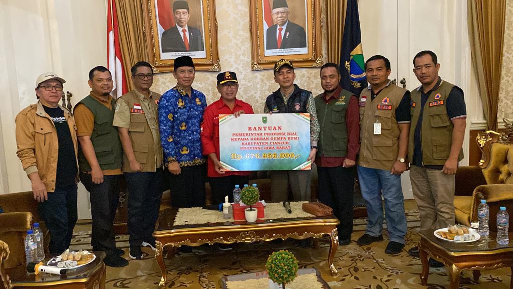 Bantuan Pemprov Riau untuk Korban Gempa Cianjur Langsung Diterima Bupati 
