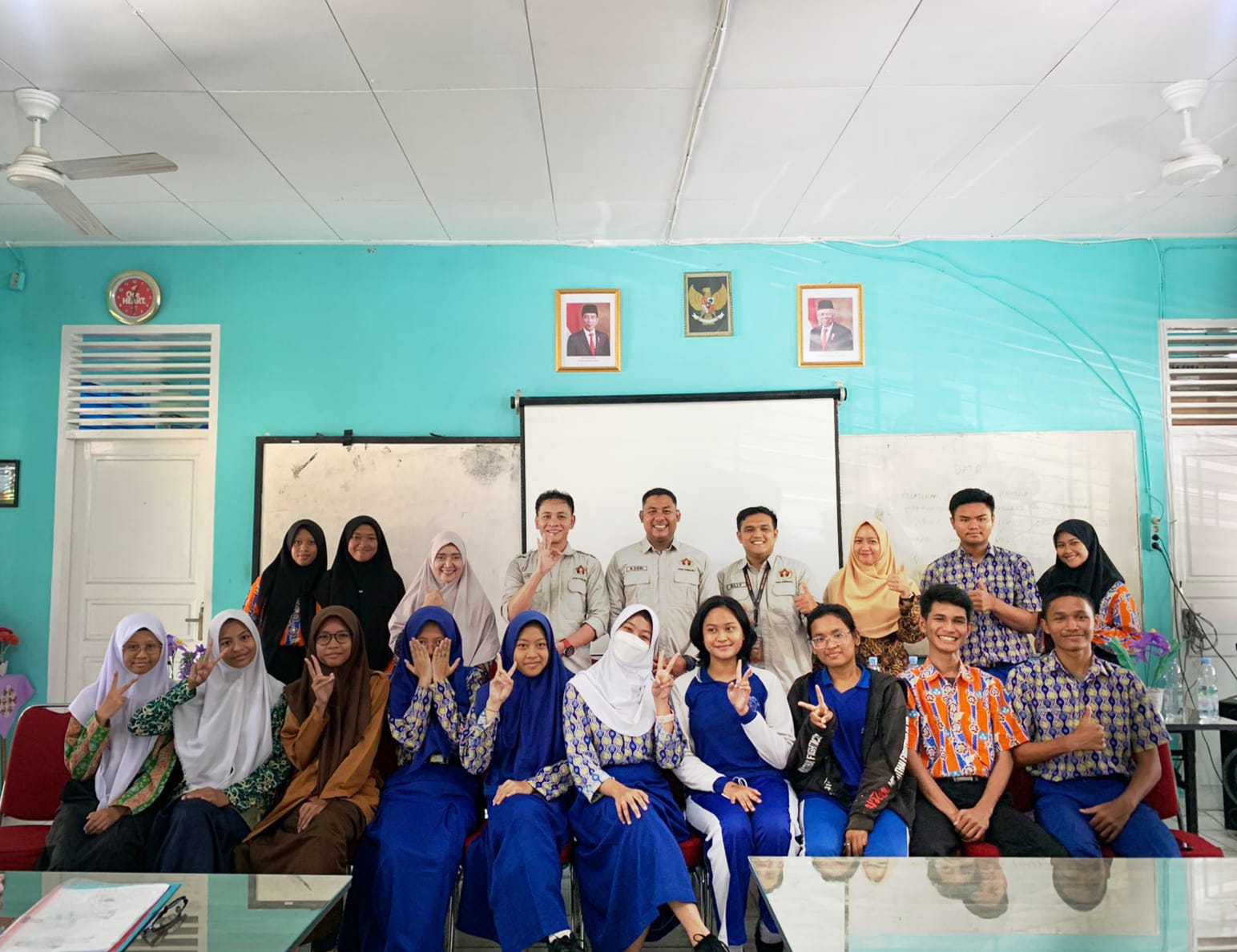 PWI Pokja Pekanbaru Beri Pelatihan Jurnalistik Dasar Kepada Siswa SMA Negeri 10