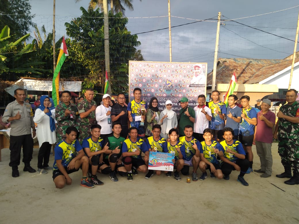 Tim Voli Putra Maharatu dan Tim Voli Putri Sidomulyo Timur Juara Satu Piala Raja Rilla Muflihun