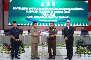 Gubri Serahkan DIPA dan TKD Tahun 2023, Jumlahnya Capai Rp 30,71 Triliun
