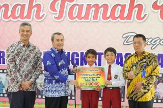 Harumkan Nama Riau,  98 Pelajar Terima Penghargaan dari Gubri