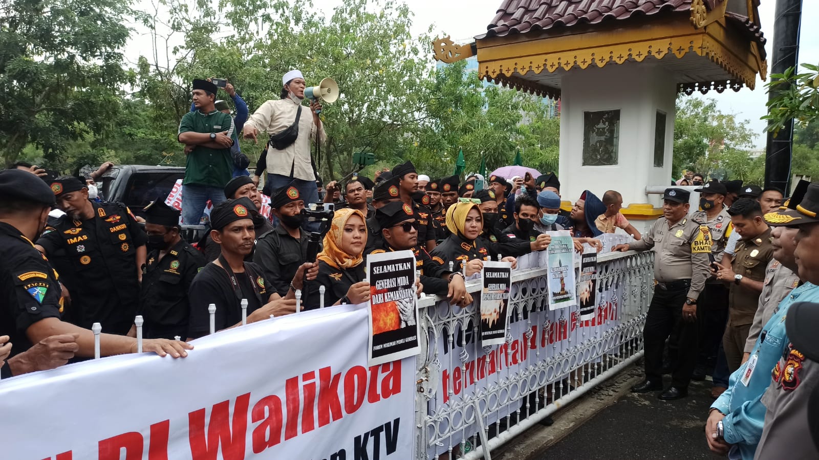 Ratusan Massa Desak Pemko Pekanbaru Tutup Joker Poker PUB & KTV Secara Permanen