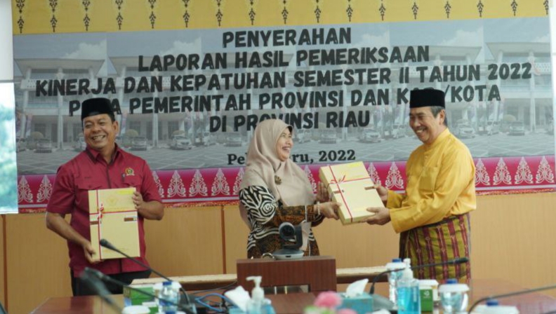 BPK Serahkan LHP Pemprov Riau Kepada Gubri Syamsuar
